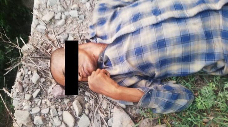 सड़क किनारे मिला अज्ञात व्यक्ति का शव, जांच में जुटी पुलिस 