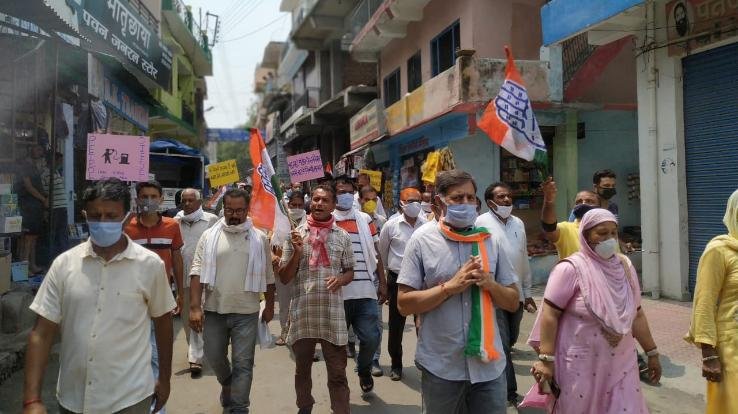 ब्लॉक कांग्रेस कमेटी घुमारवीं ने पेट्रोल और डीजल की कीमतों को लेकर बोला हल्ला 