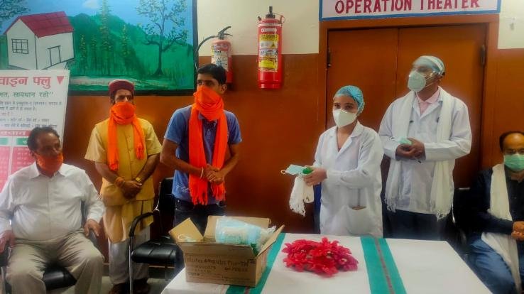 युवा मोर्चा मंडल अर्की ने कोरोना योद्धाओं को किया सम्मानित 