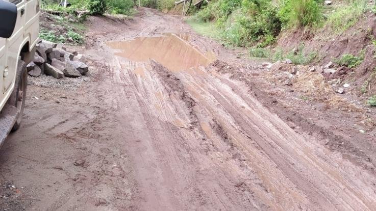 धर्मपुर से भेड़ें खेच जानी वाली सड़क ने लिया नाले का रूप, स्थानीय लोग परेशान 