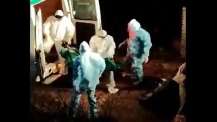 आंध्र प्रदेश में कोरोना मरीज के शव को जेसीबी से उठाने का वीडियो वायरल