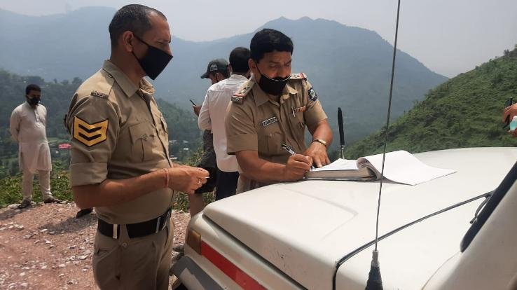 पुलिस ने अवैध खनन करने वालों से वसूला ₹15000 का जुर्माना