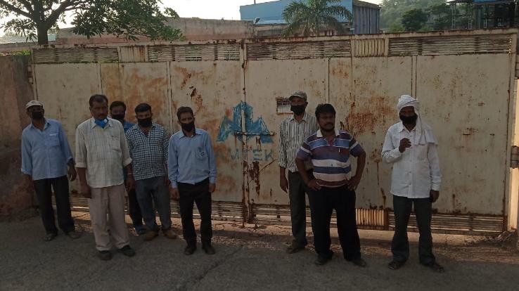 कामगार हुए बेरोज़गार, कंपनी ने बिना नोटिस के निकाला बाहर 