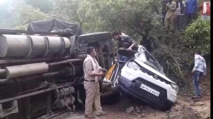 सड़क के बीचों-बीच ट्रक पलटा, बिखरी बोतलें, हाईवे पर लगा जाम