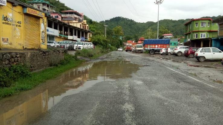 फिर गड्ढों में तब्दील हुआ शालाघाट-भराड़ीघाट एनएच, विभाग की कार्यप्रणाली पर उठे सवाल 