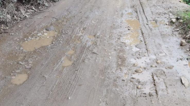 सड़क दुरुस्त न होने पर ग्रामीणों ने दी आंदोलन की चेतावनी 