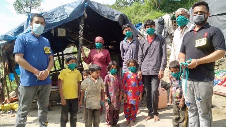 ABVP कार्यकर्ताओं ने झुग्गी झोपड़ियों में रहने वाले लोगों को मास्क किए वितरित 