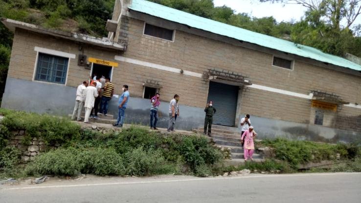 खाद संबंधी समस्या से जूझ रहे किसान, सरकार से लगाई गुहार 