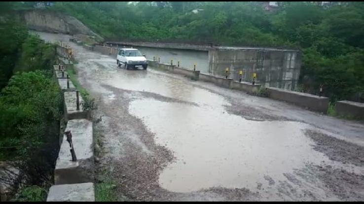 बारिश होते ही तालाब बन रहा डबल लेन पुल, वाहन चालक मुसीबत में 