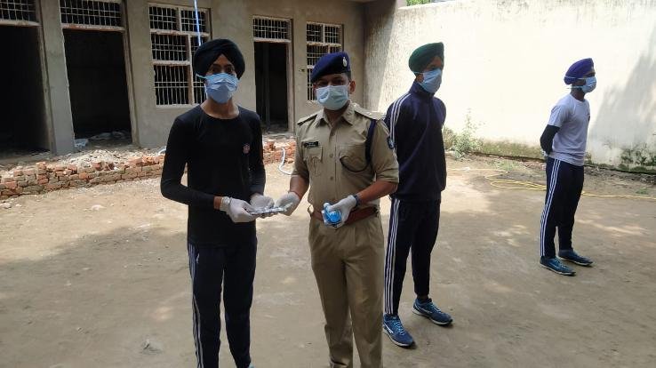 NSS वालंटियर्स ने पुलिस के साथ मिलकर की निष्काम सेवा 