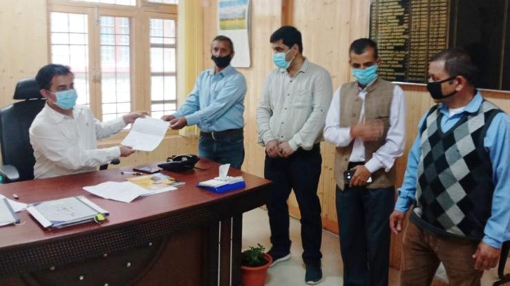 भामंस व राष्ट्रीय राज्य कर्मचारी महासंघ ने केंद्रीय वेतनमान व पुरानी पैन्शन की माँग को लेकर सौंपा ज्ञापन