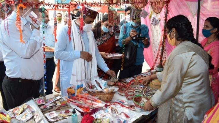 चीड़ की पत्तियों एवं कुशा घास से हस्त निर्मित राखियां सोलन में उपलब्ध