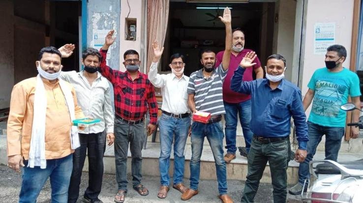 राजेन्द्र गर्ग को कैबिनेट में स्थान मिलने पर भाजपाईयों ने बांटी मिठाइयां 