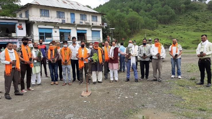 अध्यक्ष डीके उपाध्याय की अध्यक्षता में किया गया पौधरोपण 