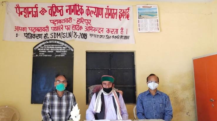 जगह जगह से फटी पाइपों की वजह से व्यर्थ बह रहा पानी