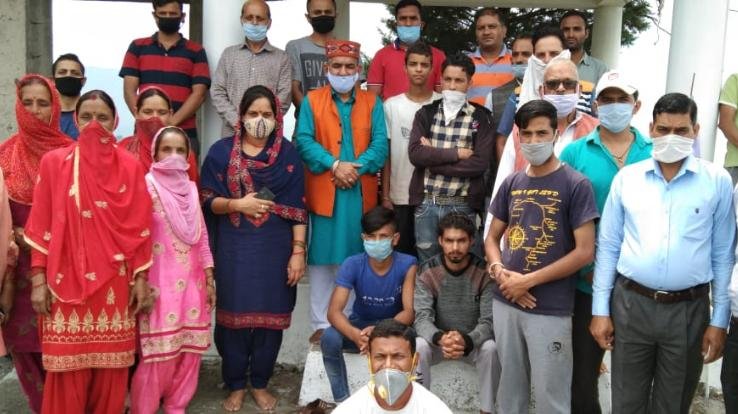 वन महोत्सव कार्यक्रम के तहत ग्रामीणों ने किया पौधारोपण 