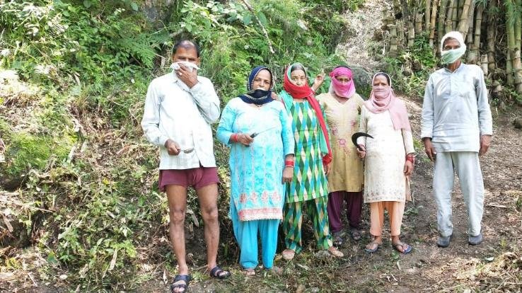 महिला मंडल हवाणी कोल ने पानी के स्त्रोत फ़ाटलू को किया साफ 