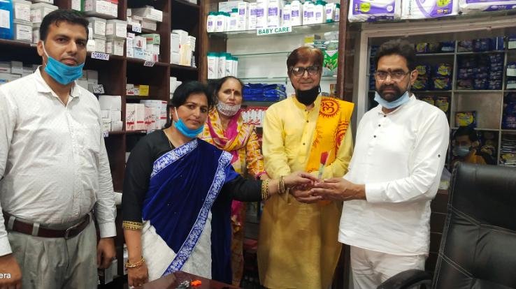 अत्यंत गरीब लोगों को निशुल्क दवाइयां बांटने के लिए सुरेंद्र सोनी सम्मानित