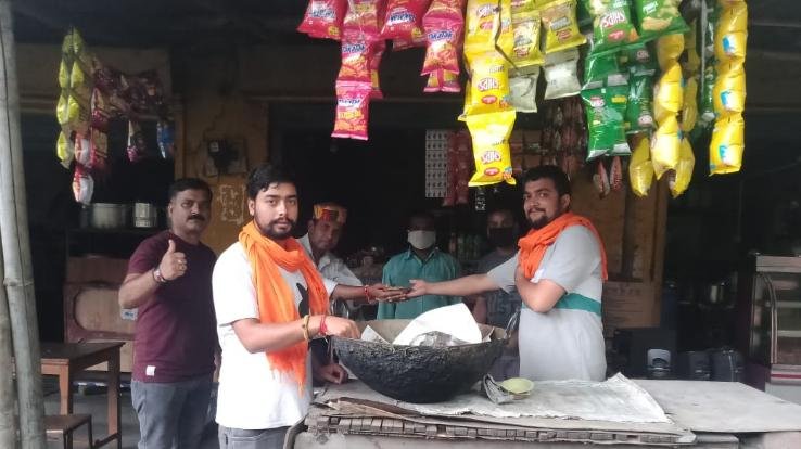 पटाखे चलाकर, हल्वा व लड्डू बांटकर मनाया राम मंदिर शिलान्यास का जश्न 