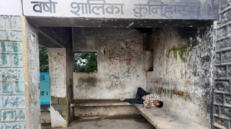 वर्षा शालिका बनी शराबियों का अड्डा