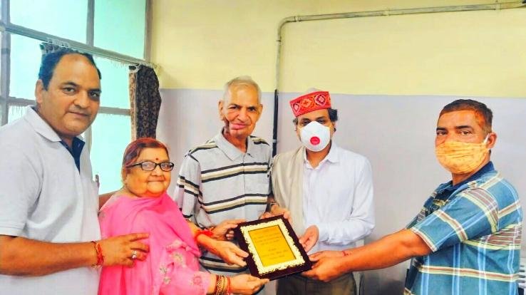 प्रेमलाल शर्मा ने सह आचार्य डॉक्टर सिद्धार्थ वत्स को किया सम्मानित