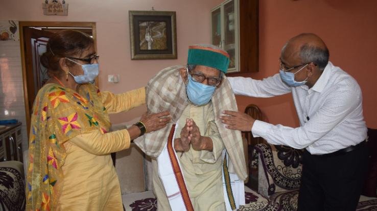 स्वतंत्रता सेनानी को किया डीसी ने सम्मानित 