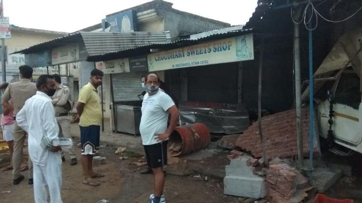 तेज रफ़्तार पिकअप ने उड़ाया पुलिस बेरिकेट, एक पुलिस कर्मी घायल  