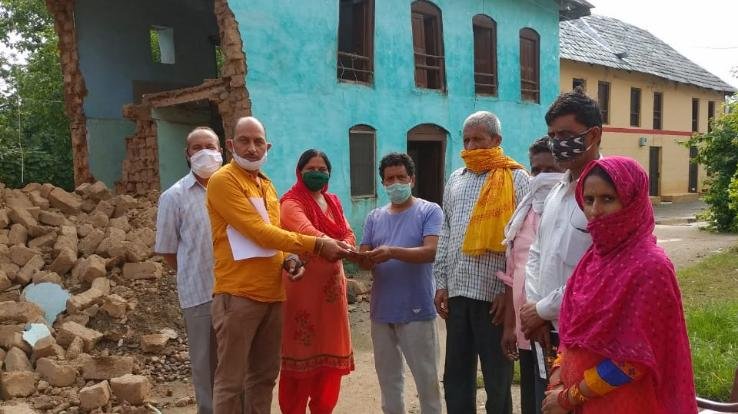 भारी बारिश से ढह गई दीवार, बेघर हुआ गरीब परिवार 