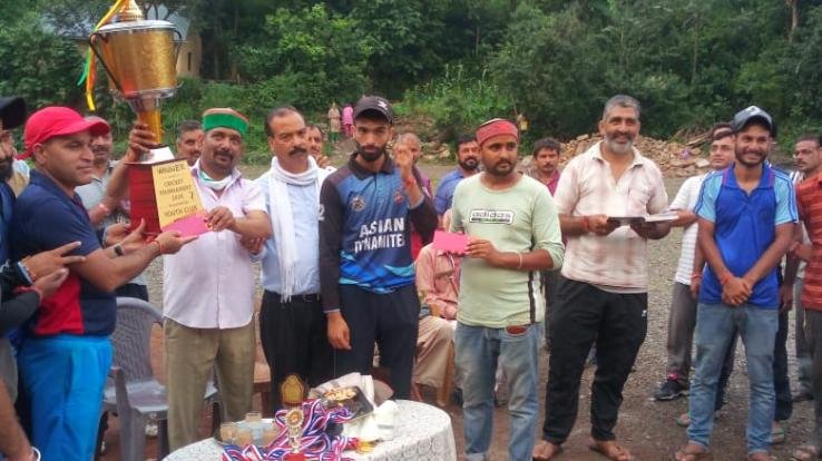 बड़ोग टीम को हरा, फ्रेंड्स इलेवन टीम ने ट्रॉफी की अपने नाम 