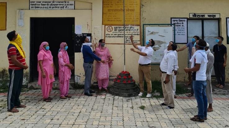 पूर्व विधायक केएल ठाकुर ने किया ध्वजारोहण 