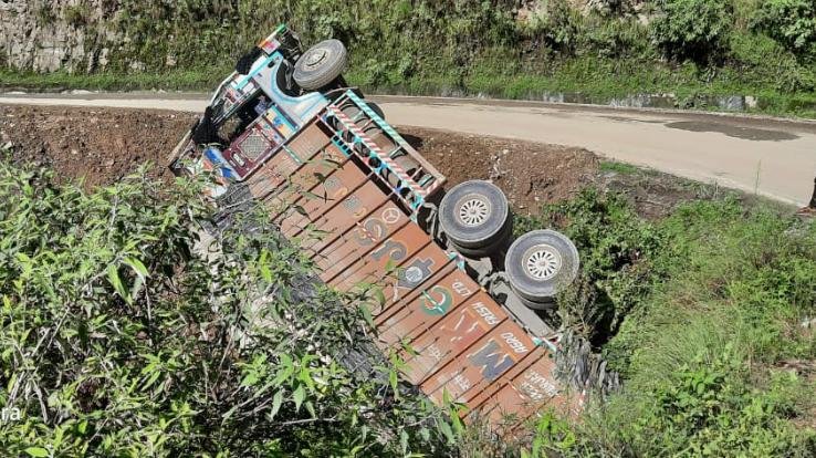 truck-rollover-over-shoghi-mheli-bypass-road