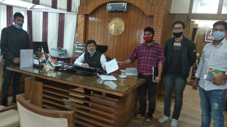 SFI हिमाचल प्रदेश विश्वविद्यालय इकाई ने उप कुलपति को छात्रों की मांगों को लेकर सौंपा ज्ञापन