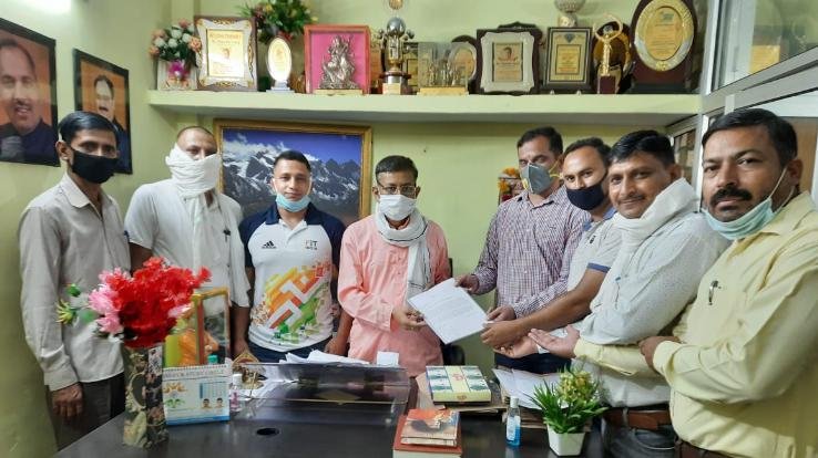   सर्व अनुबंध संघ जिला इकाई ने सौंपा  खाद्य एवं आपूर्ति विभाग मंत्री राजेन्द्र गर्ग को ज्ञापन बोले अनुबंध कार्यकाल की अवधि की जाए दो वर्ष