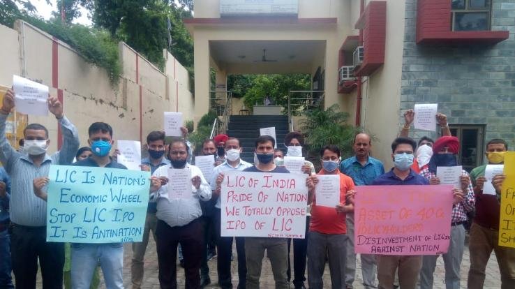 LIC-employees-against-the-decision-of-the-central-government