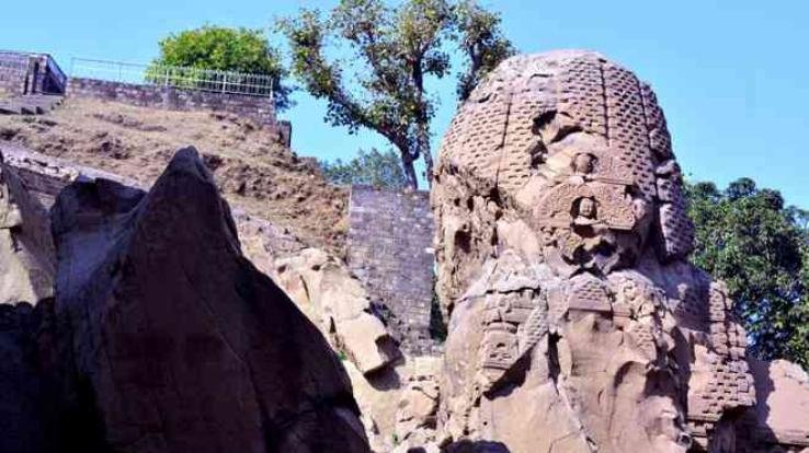 2500 फुट की उंचाईओ पर चट्टानों को काट कर बना है ये रहस्य्मयी मंदिर