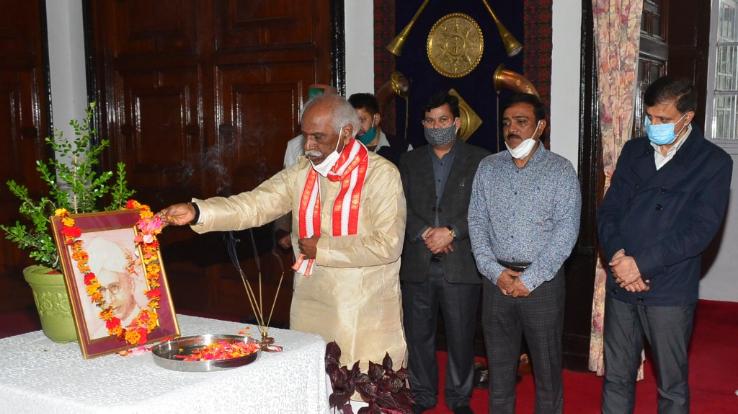 Governor-gave-flower-offering-to-dr-Sarvepalli-Radhakrishnan