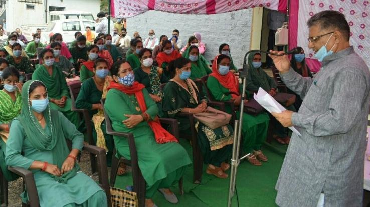 mobile-phones-distributed-to-asha-workers