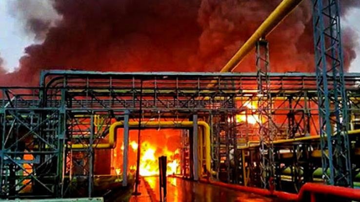 gujarat-massive-fire-in-surats-ongc-gas-plant