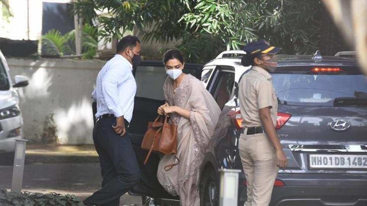 Deepika-padukone-arrives-at-ncbs-office-for-questioning