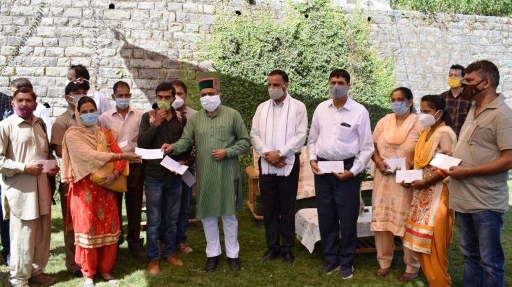 checks-distributed-to-the-beneficiaries-of-MLA-voluntary-fund