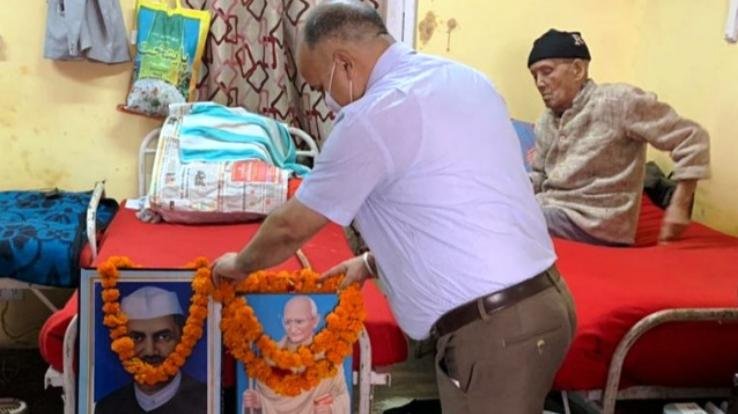 dc-solan-pays-tribute-to-mahatma-gandhi