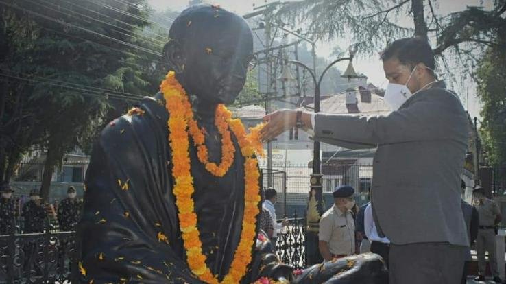 DC-chamba-pays-tribute-to-mahatma-gandhi