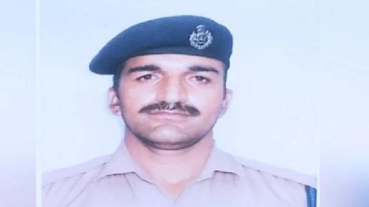 constable-poornanand-received-bravery-award