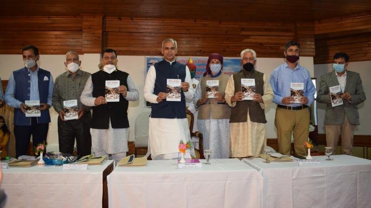 Acharya-Devvrat-released-the-book-Pazhouta-Andolan