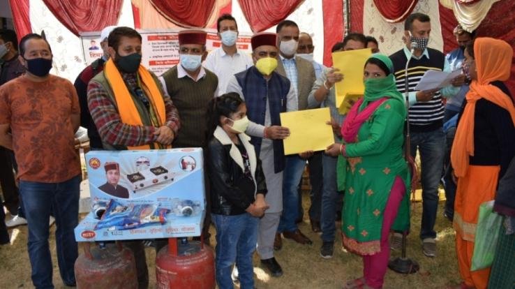 free-connection-distributed-in-kasauli-by-rajiv-saizal