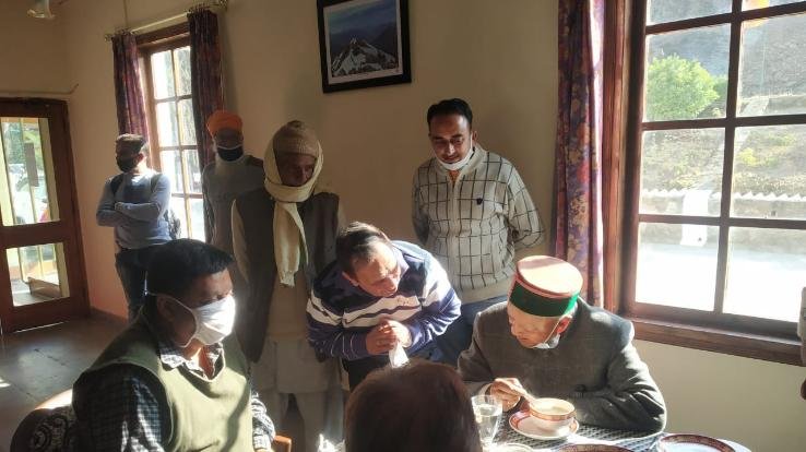 delegation-of-Darlaghat-met-former-CM-regarding-problems