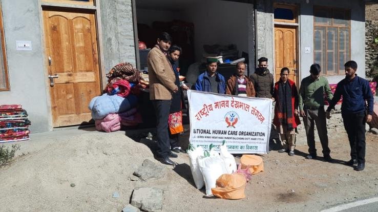 पीड़ित परिवार से मिलने आया मानव देखभाल संगठन