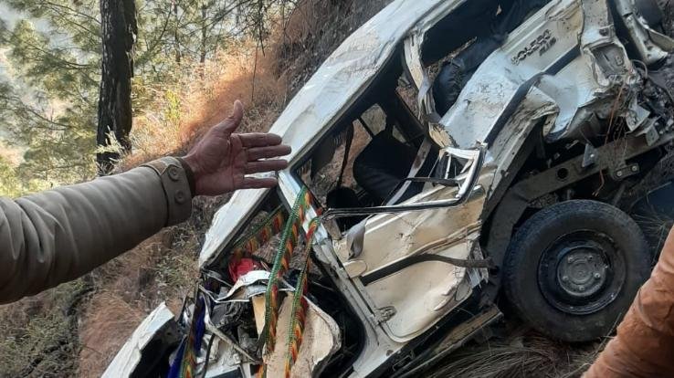 खाई में गिरी बारात की गाड़ी 2 की मौत, 7 घायल