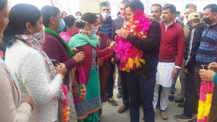धैणी पंचायत में विक्रमादित्य सिंह ने लोगों की समस्याओं सुनी, हर गाँव को सड़क तक जोड़ने का दिया आश्वासन