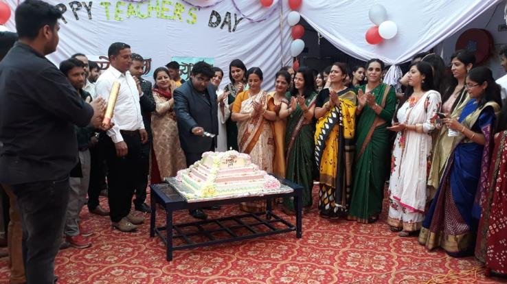 चिन्मय विद्यालय नौणी में धूमधाम से मनाया गया तमसो मा ज्योतिर्गमय